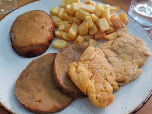 Plato combinado at Puzzle Bar in Gijon