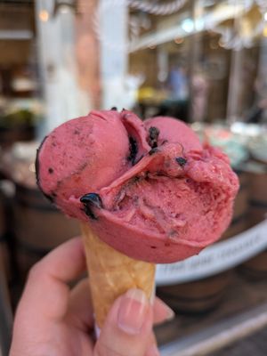 Nota Nera: Raspberry sorbet tart topped with dark chocolate cream at Gelatoteca Suso - Cannaregio in Venice