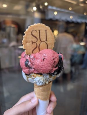 black sesame (under) and rasbperry with chocolate (on top) at Gelatoteca Suso - Cannaregio in Venice