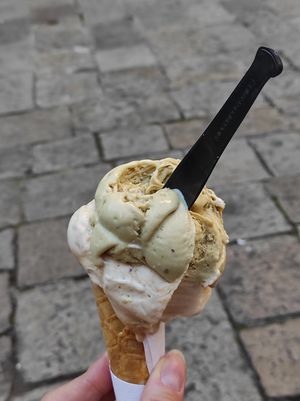 Pistazien und Walnussfeigeneis at Gelatoteca Suso - Cannaregio in Venice