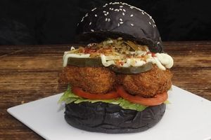 Musa Burger 👉Pan Negro + Tenders + Lechuga + Tomate + Pepino agridulce + Papitas + Bacon Bits + 2 salsas at Om Healthy Food in Caracas