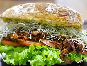 Stirato de Pulled no Pork + Lechuga + Tomate + Germinados + hummus de Curry at Om Healthy Food in Caracas