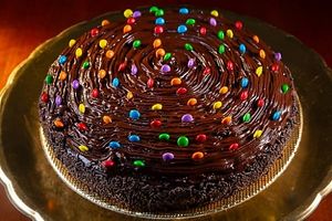 American Chocolate Cake es una torta de Cacao rellena y bañada con Fudge de Cacao y decorada con Dandys at Om Healthy Food in Caracas