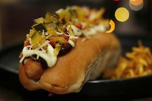 Perro Caliente 
Salchicha, salsa Tártara, Cebolla Flambeadas, Sweet Relish, Papitas, Bbq, Queso Parmesano, Bacón Bits at Om Healthy Food in Caracas