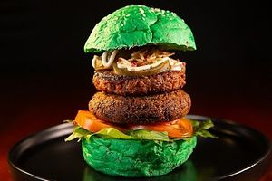 Monster Burger 👉 2 proteínas
Vegan (croqueta de leguminosas) + Beyond Burger +Lechuga+ Tomate+pepino agridulce + Papitas+ Bacon Bits+ mayonesa de almendras at Om Healthy Food in Caracas