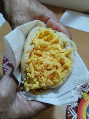 Arepa Con queso amarillo tipo Velveta at Om Healthy Food in Caracas