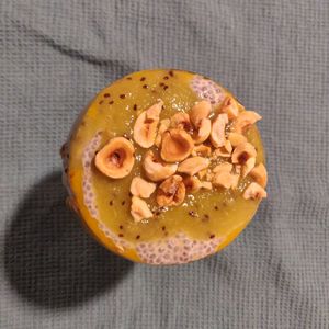 Chia pudding gemaakt met een vruchten saus van mango, sinaasappel en druif, met een saus van kiwi en getopt met hazelnoten at De Otter in Leiden