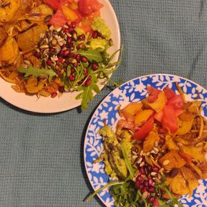 Een starter van gekruide daikon en aardappel uit de oven samen met een salade at De Otter in Leiden