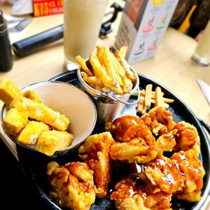 Alitas de colifror picantes con adicion de tofu apanado y malteada de vainilla at ChapiYork in Bogota