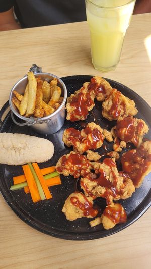 Buffalo Wings & Yucabread at ChapiYork in Bogota