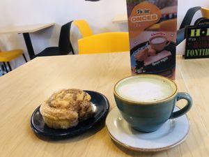 Rollo de canela y matcha   at ChapiYork in Bogota