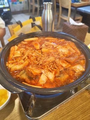Mushroom ttoekbokki at Hotpot Tteokbokki Deokmiga Ewha Womans University - 전골떡볶이 덕미가 이대본점 in Seoul