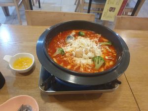 Vegetarian tomato tteokbokki at Hotpot Tteokbokki Deokmiga Ewha Womans University - 전골떡볶이 덕미가 이대본점 in Seoul