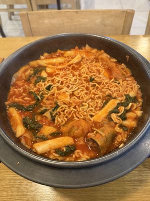 Vegan Mushroom Tteokbokki after I mixed it  at Hotpot Tteokbokki Deokmiga Ewha Womans University - 전골떡볶이 덕미가 이대본점 in Seoul