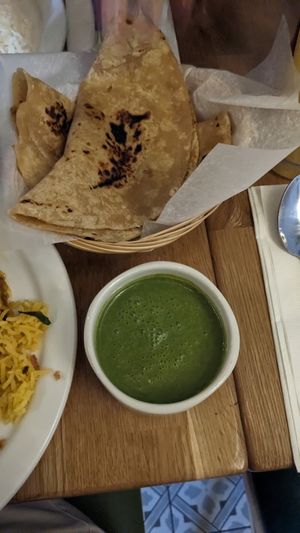 Raita à la menthe et chapatis at Tula in Montreal