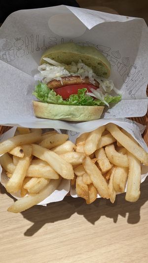 🍔 Plant Based Burger (560¥)
🍟 2x Large Fries (2x360$) at Mos Burger in Nara