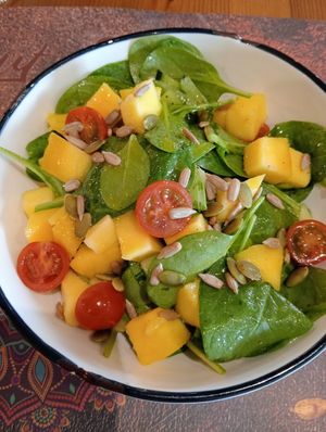 Ensalada espinacas y mango at Out of India in Barcelona