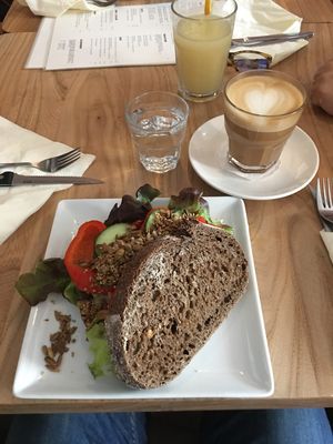 Vegan sandwich met haver-latte at Kunst en Eerlijke Koffie in Utrecht