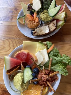 2 Varianten des veganen Frühstücks  at Cafe Miller in Hamburg