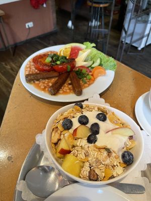 Veganes englisches und Müsli mit Sojajoghurt & Obstsalat  at Cafe Miller in Hamburg