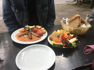 Veganes Englisches Frühstück und der vegan & Pikant Teller   at Cafe Miller in Hamburg