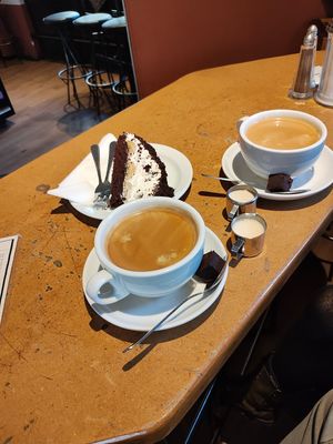 Café Crema und Maulwurf Kuchen (vegan)  at Cafe Miller in Hamburg