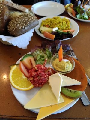 Breakfast 'vegan & herzhaft' plus scrambled tofu at Cafe Miller in Hamburg