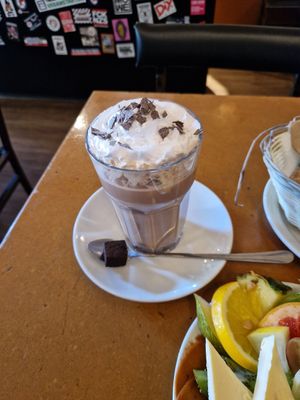 Heißer Kakao mit Sojamilch und Sojasahne at Cafe Miller in Hamburg