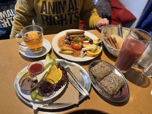 vordergrund: süßes veganes frühstück mit glutenfreien brötchen, hintergrund veganes englisches frühstück at Cafe Miller in Hamburg