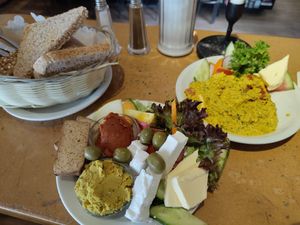 Deftiges Frühstück und scrambled Tofu at Cafe Miller in Hamburg