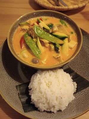 Scharfes rotes Curry, Kokosmilch, frisches Gemüse, Süßkartoffeln mit Bio-Tofu 14.50€ at Bo's Viet Deli in Munich