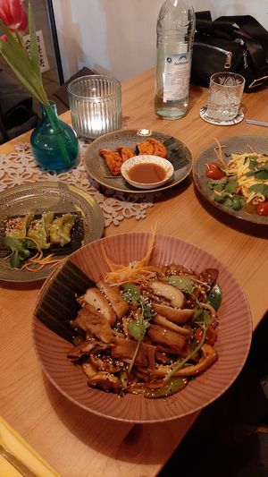 Gedämpfte Dumplings (links) + Banh Canh Chicken mit Udon-Nudeln und veganem Hähnchen (unten) at Bo's Viet Deli in Munich