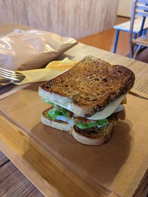 Burger vegan at Gato Legal Coffee Roastery in Ponta Do Pargo