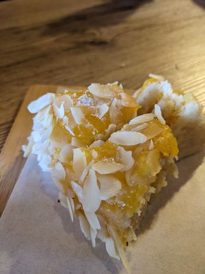 Gâteau vanille, agrumes at Gato Legal Coffee Roastery in Ponta Do Pargo