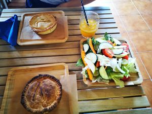 Cheakpie pies e lentil pies + green salad at Gato Legal Coffee Roastery in Ponta Do Pargo