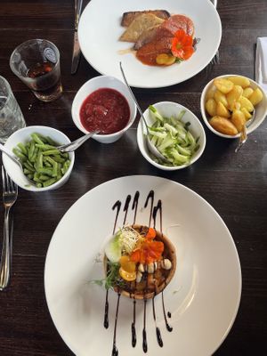 Pumpkin pie, bijgerechten (die rabarber compote kan je daar ook los kopen en is superlekker ♥️ aardappels voor ons in olijfolie) en gerecht waarvan ik de naam ben vergeten   at ’t Koaikershuus in Ameland
