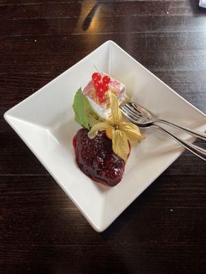 Heel lekker toetje met blauwe bessen en citroen  at ’t Koaikershuus in Ameland