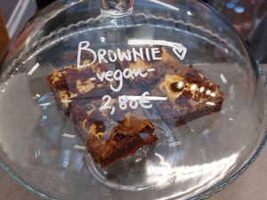 Vegan brownies with peanut butter at Pack & Schnack in Niebuell