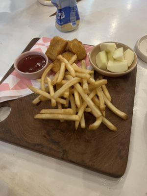 Kinder teller nuggets und Äpfel war gut  at Kynd Community - Canggu in Canggu