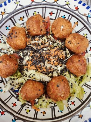 Polpette di tofu con insalata at Ecologica Bistrot in Palermo
