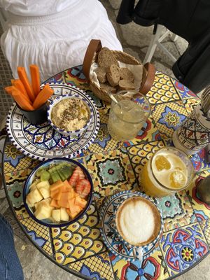Hummus und joghurt with granola  at Ecologica Bistrot in Palermo