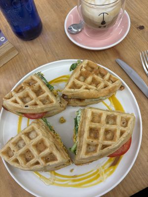 Waffles con tofu y latte   at Lilo Brunch in Madrid