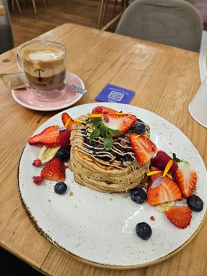 Chocolate pancakes and dirty chi latte at Lilo Brunch in Madrid