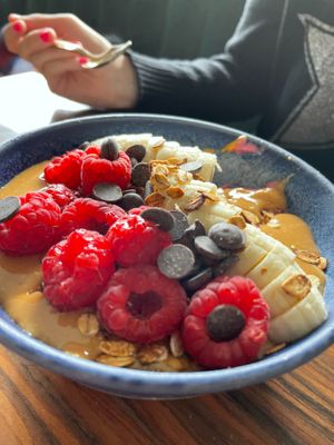 Banana base bowl with fruit, caramel and peanut butter (Vegetarian) at Perth in Santa Maria Da Feira