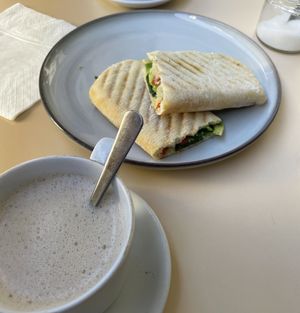 Aguacate, espinacas y tomate deshidratado   at Hippie Coffee in Badalona