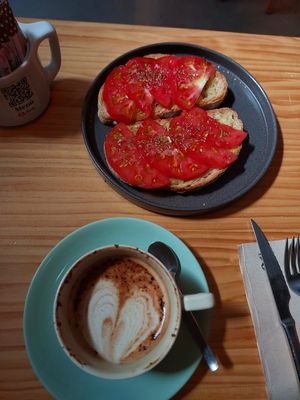 Coffee with oat milk and tosts with tomatos at Mori Cafés Especiais - Rhin in Santiago De Compostela