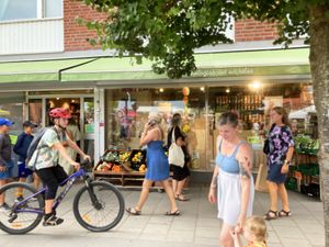 Shop front  🍎🍊🥭🥬🥑  at Reko Ekologisk Mat & Hälsa in Jarna
