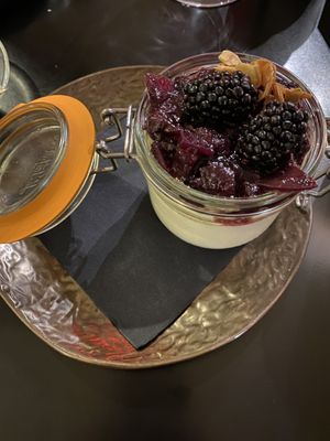 Vegan cream cheese crumble  at LantarenVenster in Rotterdam