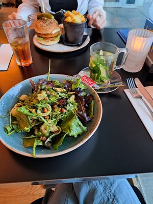 Salade met orechietti-pasta, geroosterde kikkererwten, basilicumpesto en courgette. Tegenover de vegan burger met gochujangmayonaise, smaakte verder niet heel bijzonder zei ze at LantarenVenster in Rotterdam