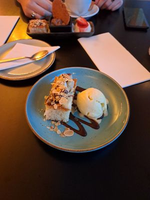 Vegan amandelcake met karamel, ananas en kokosijs met chilivlokken (laatste merkte ik niet per se) at LantarenVenster in Rotterdam